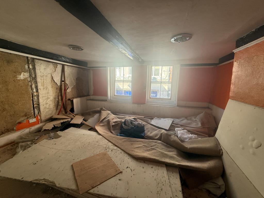 Lot: 90 - COMMERCIAL PROPERTY WITH POTENTIAL - Room at front of building